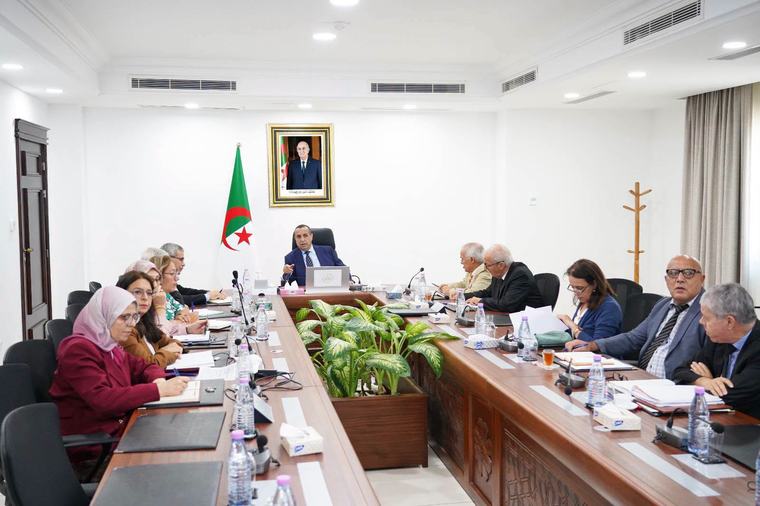 عجال يترأس اجتماعا لمتابعة تسريع مشاريع الكهرباء والطاقة الشمسية بالنيجر