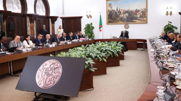 الرئيس تبون يأمر بإبعاد المؤسسة التربوية عن كل التيارات الإيديولوجية والصراعات السياسية التي لا طائل منها